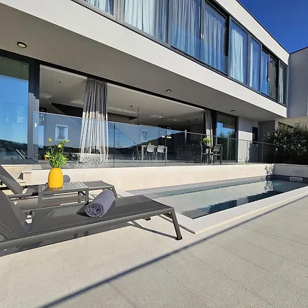 ヴィラ Villa Tisno ティスノ