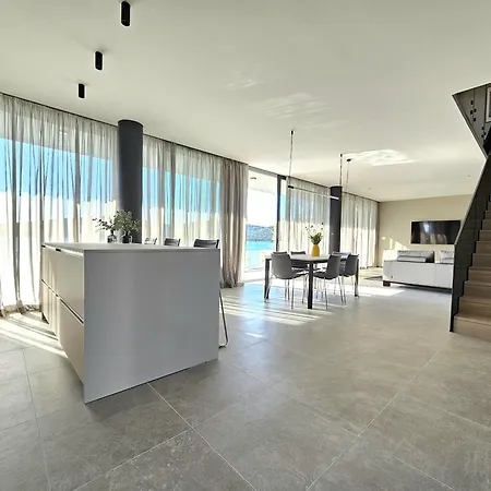 ヴィラ Villa Tisno ティスノ