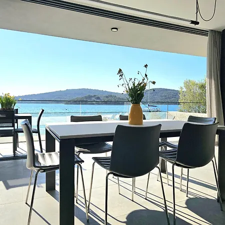 Villa Tisno ヴィラ ティスノ